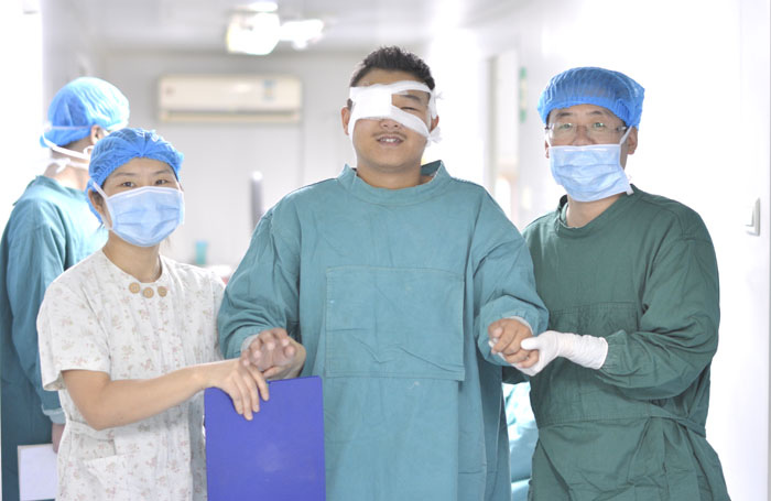 张新洲在普瑞眼科医院成功接受角膜移植手术