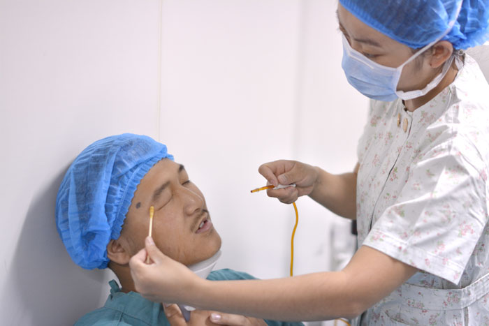 张新洲在普瑞眼科医院成功接受角膜移植手术