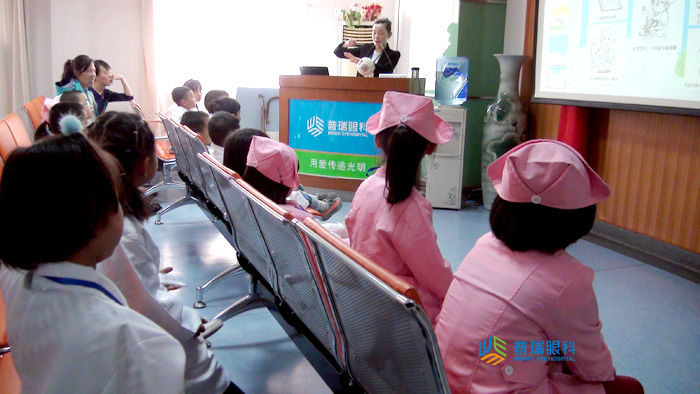 小医生对妈妈说：妈妈！我爱你