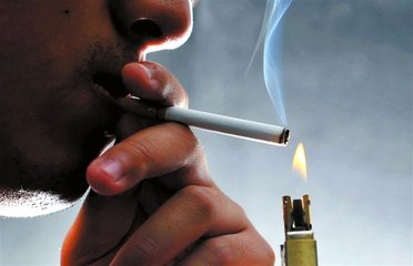 老烟民抽的寂寞伤害的是健康