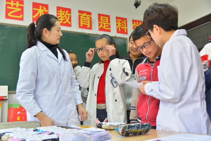 关爱西部青少年眼健康公益活动第三季孩子拿到新眼镜