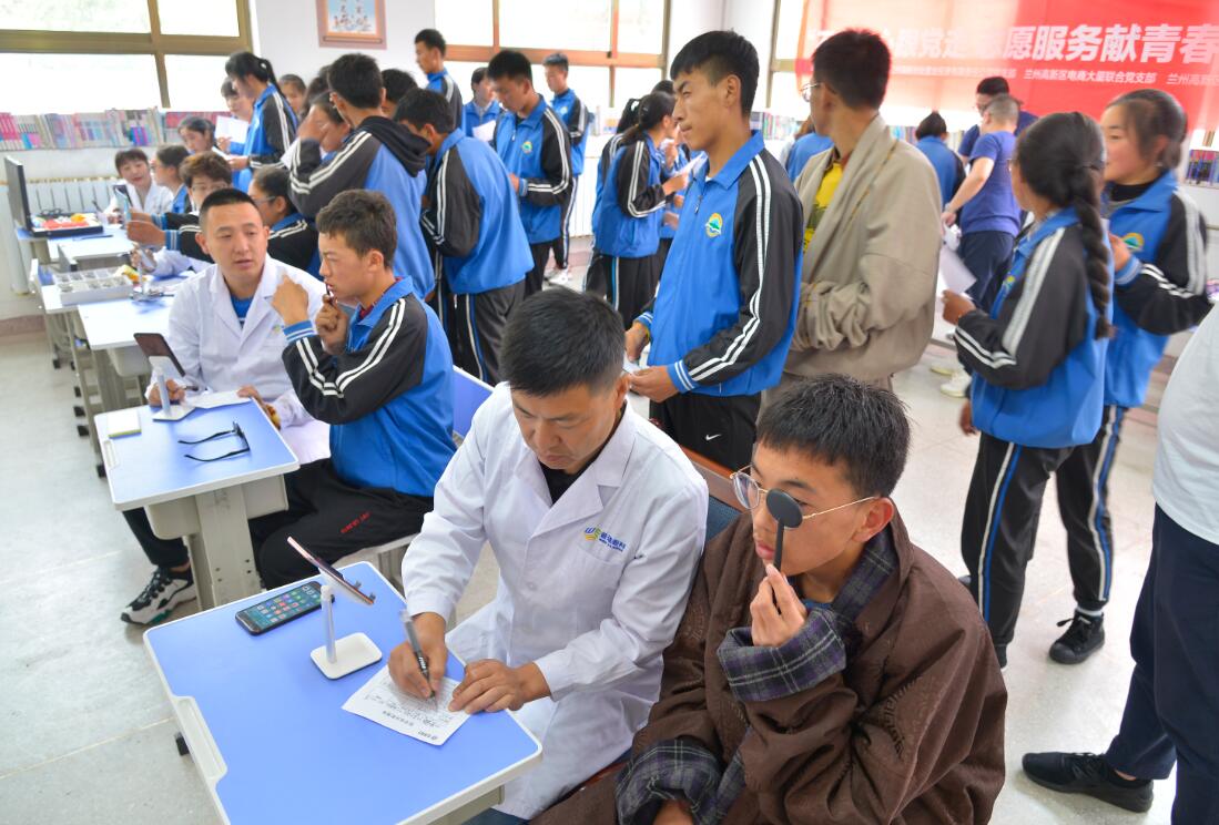 普瑞眼科“关爱青少年眼健康”公益行走进夏河藏族中学