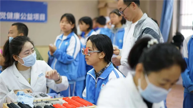 用心点亮视界，守护睛彩明眸：普瑞眼科东乡公益行圆满落