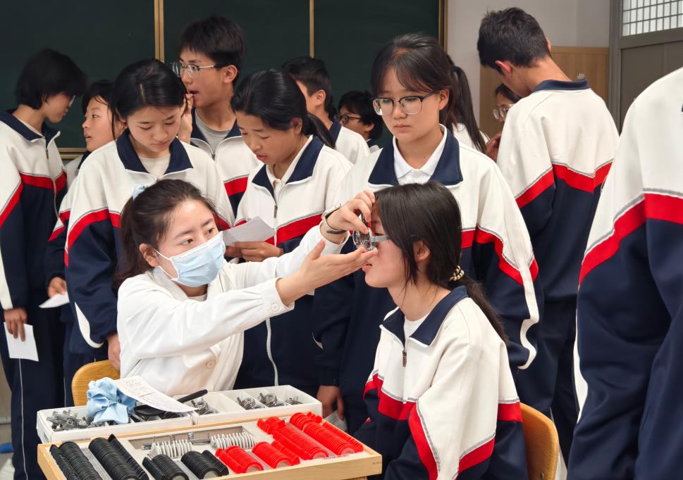 用心点亮视界，守护睛彩明眸：普瑞眼科东乡公益行圆满落