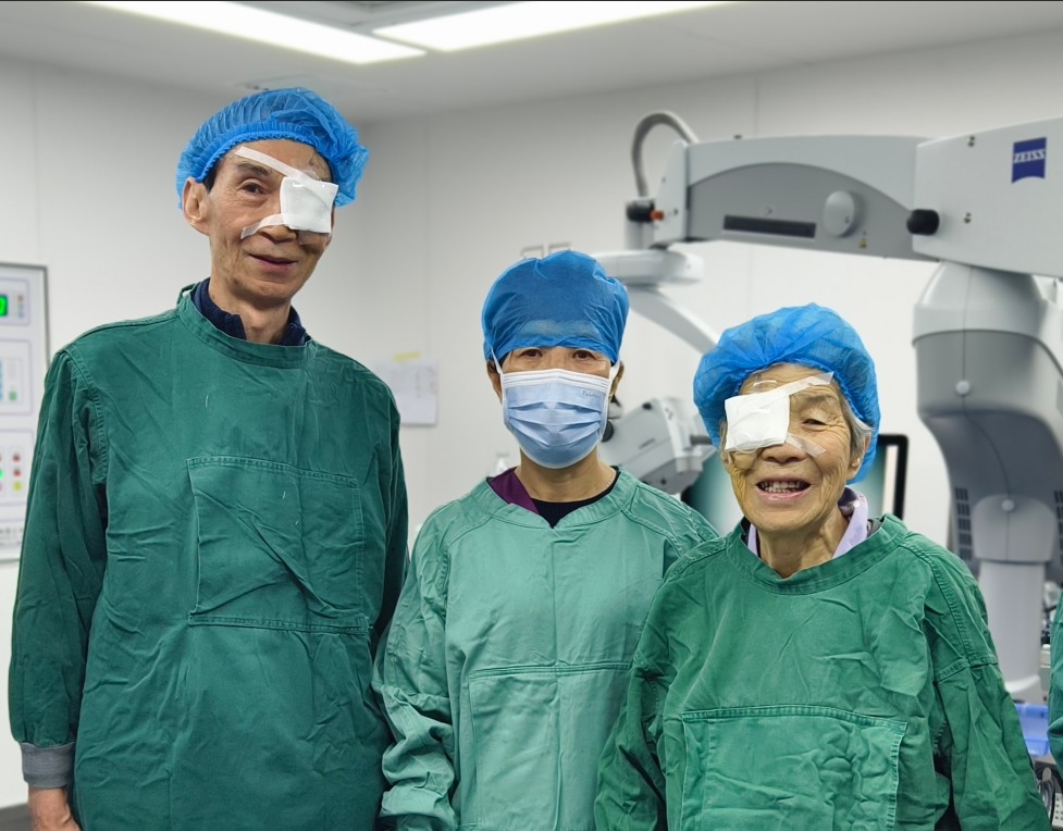 抗战老兵遗属母子二人在兰州普瑞眼科医院重获光明