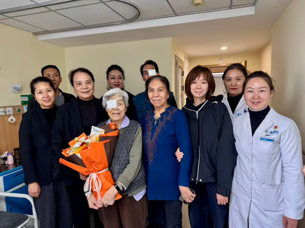 抗战老兵遗属母子二人在兰州普瑞眼科医院重获光明