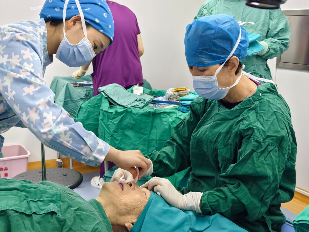 抗战老兵遗属母子二人在兰州普瑞眼科医院重获光明